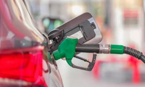 യുഎഇയിൽ പെട്രോൾ വിലയിൽ മാറ്റമില്ല; ഡീഡലിന് കുറഞ്ഞു