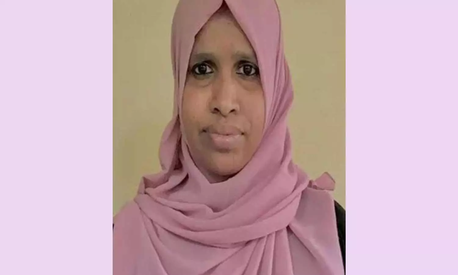 മകളുടെ വിവാഹ ഒരുക്കത്തിനിടെ കപ്പ് കേക്ക് തൊണ്ടയില് കുടുങ്ങി യുവതി മരിച്ചു മകളുടെ വിവാഹ ഒരുക്കത്തിനിടെ കപ്പ് കേക്ക് തൊണ്ടയില് കുടുങ്ങി യുവതി മരിച്ചു