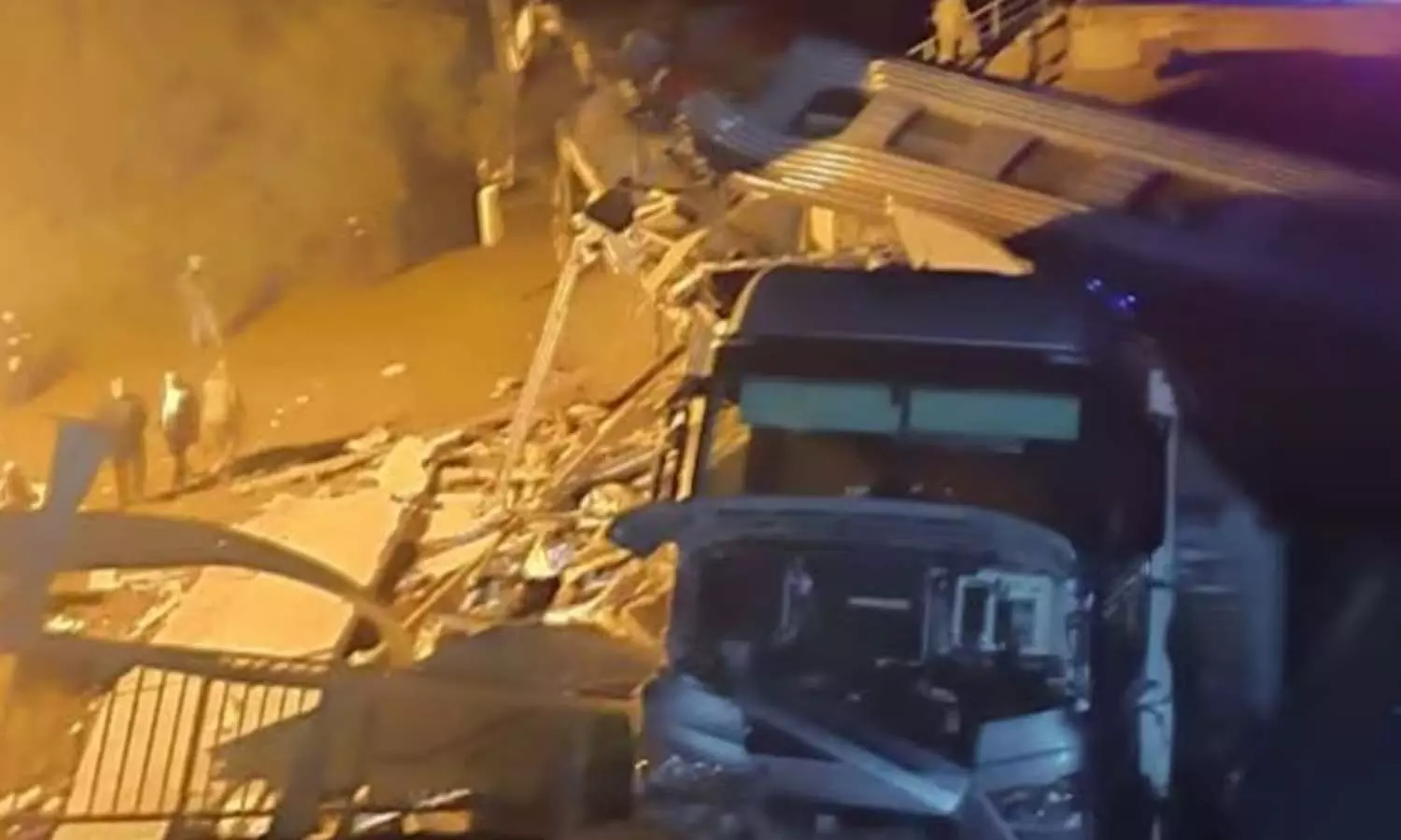 റഷ്യയില്‍ യുക്രൈൻ അതിര്‍ത്തിക്ക് സമീപം റെയില്‍വെ ട്രാക്കിലേക്ക് പാലം തകര്‍ന്ന് ഏഴുപേര്‍ മരിച്ചു; 30പേര്‍ക്ക് പരിക്ക്