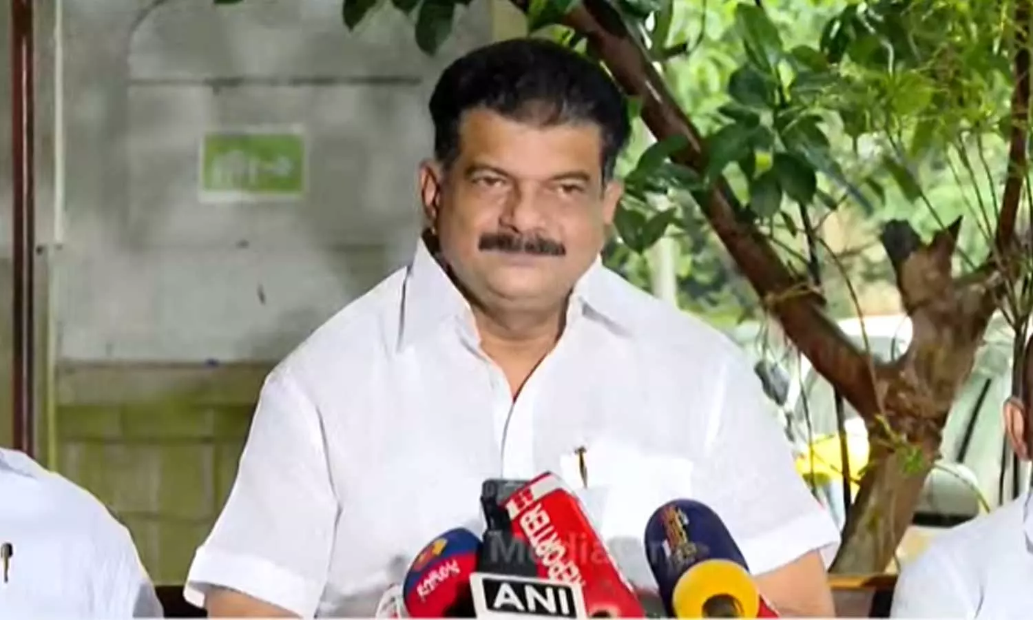 വി.ഡി സതീശന് പിന്നിൽ പിണറായി,എന്നെ അടുപ്പിക്കരുതെന്ന് പറഞ്ഞു; പി.വി അന്‍വര്‍