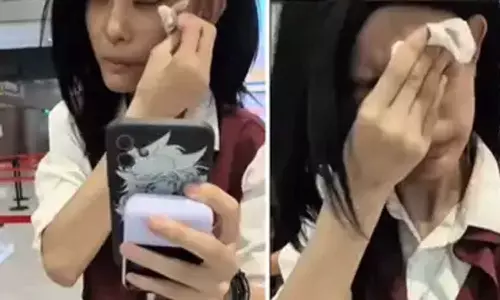 മേക്കപ്പ് കൂടുതലാണോ ചേട്ടാ.. പാസ്പോർട്ടിലെ ഫോട്ടോയുമായി ബന്ധമില്ല, എയർപ്പോട്ടിൽ യുവതിയുടെ മേക്കപ്പ് തുടപ്പിച്ചു മേക്കപ്പ് കൂടുതലാണോ ചേട്ടാ.. പാസ്പോർട്ടിലെ ഫോട്ടോയുമായി ബന്ധമില്ല, എയർപ്പോട്ടിൽ യുവതിയുടെ മേക്കപ്പ് തുടപ്പിച്ചു