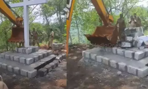 തൊമ്മൻകുത്ത് കൈവശഭൂമിയിൽ കുരിശ് സ്ഥാപിച്ച സംഭവം; വൈദികർക്ക് നോട്ടീസ് നൽകേണ്ടെന്ന് വനം വകുപ്പ്