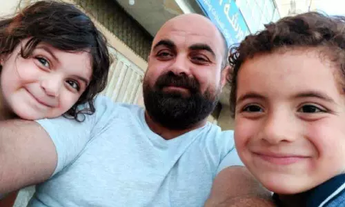 Dr. Hamdi al-Najjar Dies from Wounds after Airstrike that Killed His Nine Children