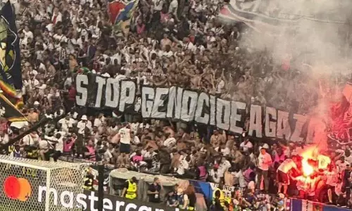 ഗസ്സയിൽ വംശഹത്യ അവസാനിപ്പിക്കൂ: ചാമ്പ്യൻസ് ലീഗ് ഫൈനലിൽ ബാനറുമായി പിഎസ്ജി ആരാധകർ