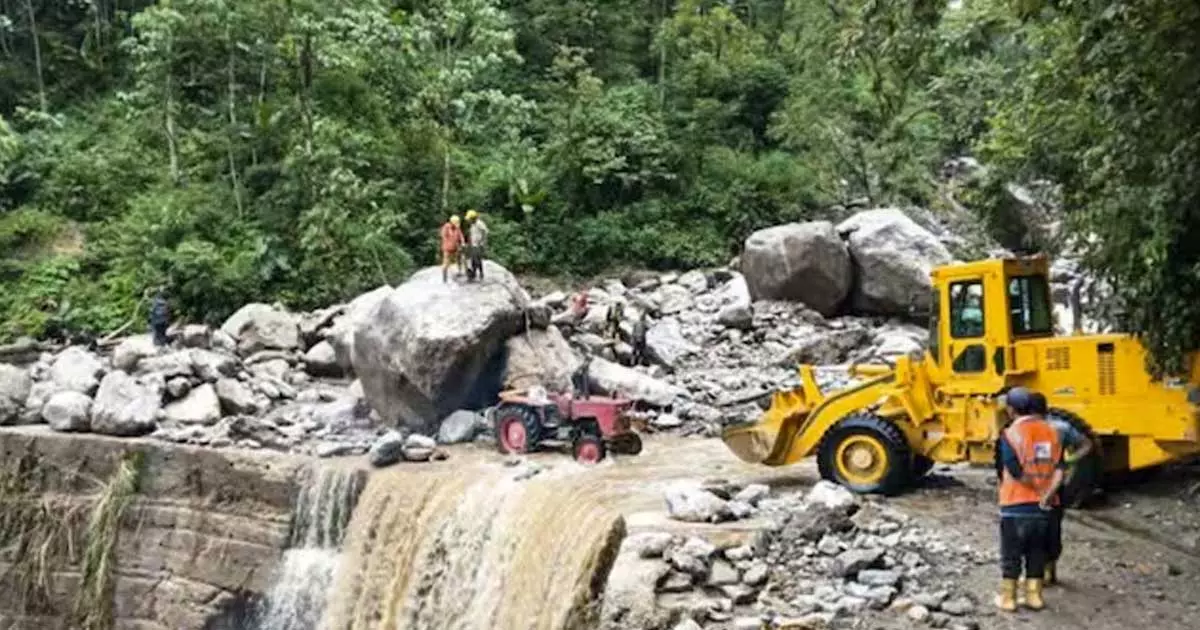 സിക്കിമിലെ സൈനിക ക്യാമ്പിലെ മണ്ണിടിച്ചില്‍, മൂന്ന് സൈനികര്‍ മരിച്ചു; ആറ് സുരക്ഷ ഉദ്യോഗസ്ഥരെ കാണാതായി