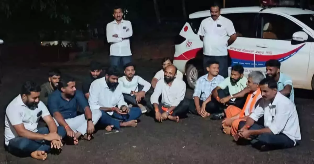 പൊലീസ് സ്റ്റേഷന് പുറത്ത് അനുമതിയില്ലാതെ പ്രകടനം; 15 സംഘ്പരിവാര്‍ നേതാക്കള്‍ക്ക് എതിരെ കേസ്