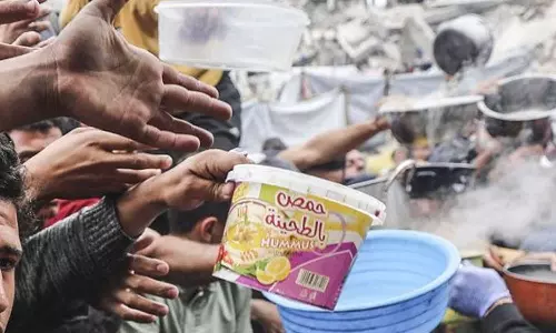 ഗസ്സയിൽ ഭക്ഷണത്തിന് വേണ്ടി വരിനിന്നവർക്ക് നേരെ വീണ്ടും ഇസ്രായേൽ നരനായാട്ട്; 31 ഫലസ്തീനികൾ കൊല്ലപ്പെട്ടു