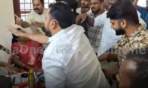 രക്ഷിതാക്കളോടും വിദ്യാർഥികളോടും പറയാതെ ഇംഗ്ലീഷ് മീഡിയം നിർത്തലാക്കി; അടിമാലി ഗവ.ഹൈസ്കൂളിൽ പ്രതിഷേധം രക്ഷിതാക്കളോടും വിദ്യാർഥികളോടും പറയാതെ ഇംഗ്ലീഷ് മീഡിയം നിർത്തലാക്കി; അടിമാലി ഗവ.ഹൈസ്കൂളിൽ പ്രതിഷേധം