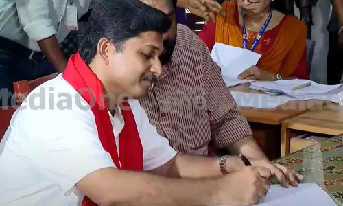 നിലമ്പൂര്‍ ഉപതെരഞ്ഞെടുപ്പ്: എല്‍ഡിഎഫ് സ്ഥാനാര്‍ഥി  എം.സ്വരാജ് നാമനിര്‍ദേശ പത്രിക സമര്‍പ്പിച്ചു