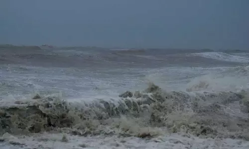 എറണാകുളം ഞാറയ്ക്കൽ വളപ്പ് ബീച്ചിൽ കുളിക്കാനിറങ്ങിയ രണ്ട് വിദേശ വിദ്യാർഥികളെ കാണാതായി