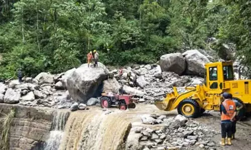 സിക്കിമിലെ സൈനിക ക്യാമ്പിലെ മണ്ണിടിച്ചില്‍, മൂന്ന് സൈനികര്‍ മരിച്ചു; ആറ് സുരക്ഷ ഉദ്യോഗസ്ഥരെ കാണാതായി