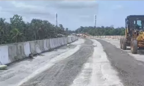 കാസർകോട്- കണ്ണൂർ ദേശീയപാതയിൽ വിള്ളൽ; ടാറും കോൺക്രീറ്റും ഉപയോഗിച്ച് അടയ്ക്കാൻ കമ്പനി ശ്രമം