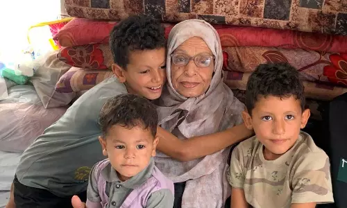 ഞങ്ങൾ ഒറ്റക്കായിരുന്നു, ശബ്ദമോ വെളിച്ചമോ ഇല്ലാതെ..; ഇസ്രായേൽ ആക്രമണത്തിൽ കൊല്ലപ്പെട്ട ഭർത്താവിനെ ഒറ്റയ്ക്ക് സംസ്‌കരിക്കേണ്ടി വന്ന ഫലസ്തീൻ വനിത