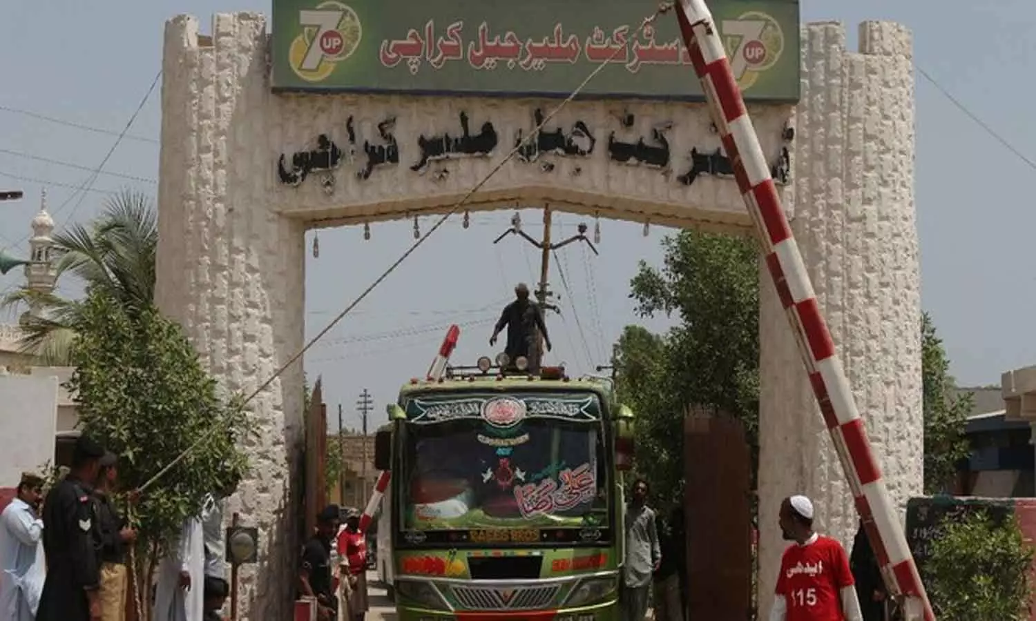 ഭൂകമ്പത്തിൽ മതിൽ തകർന്നു; 200ലധികം തടവുകാർ ജയിൽ ചാടി ഭൂകമ്പത്തിൽ മതിൽ തകർന്നു; 200ലധികം തടവുകാർ ജയിൽ ചാടി