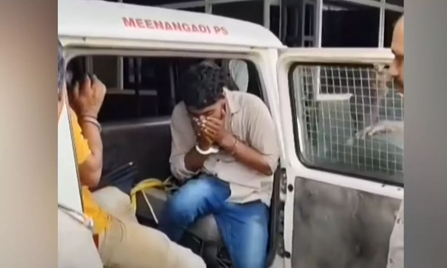 വയനാട് മാനിക്കുനിയിൽ യുവാക്കളുടെ ആക്രമണത്തിൽ രണ്ട് പൊലീസുകാർക്ക് പരിക്ക്