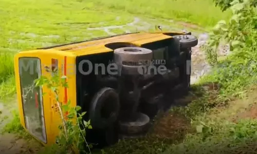 തിരുവനന്തപുരം നഗരൂരില്‍ സ്കൂൾ ബസ്  നിയന്ത്രണം വിട്ട് വയലിലേക്ക് മറിഞ്ഞു; വിദ്യാര്‍ഥികള്‍ക്കും അധ്യാപികക്കും പരിക്ക്