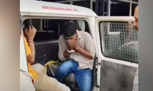 വയനാട് മാനിക്കുനിയിൽ യുവാക്കളുടെ ആക്രമണത്തിൽ രണ്ട് പൊലീസുകാർക്ക് പരിക്ക് വയനാട് മാനിക്കുനിയിൽ യുവാക്കളുടെ ആക്രമണത്തിൽ രണ്ട് പൊലീസുകാർക്ക് പരിക്ക്