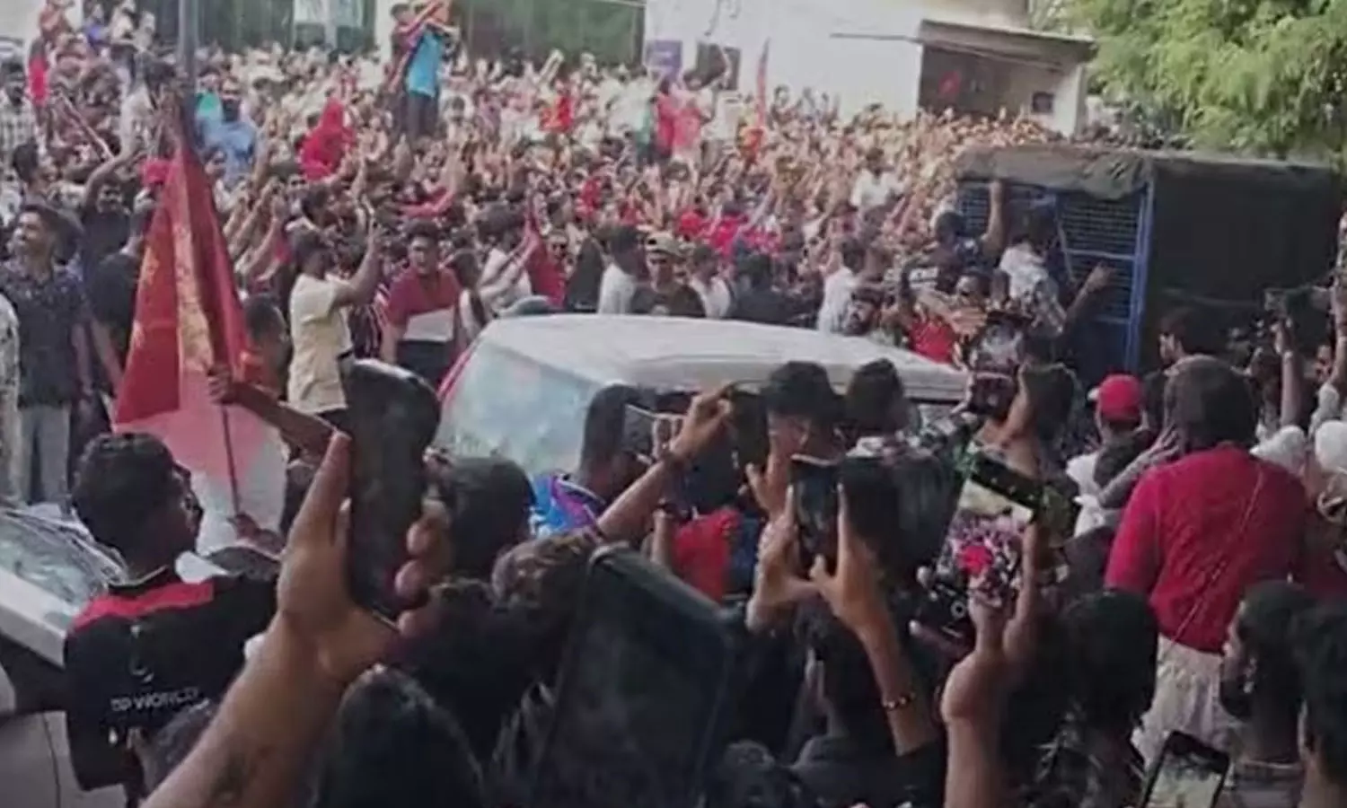 ആർസിബിയുടെ ഐപിഎൽ കിരീടാഘോഷം: ബംഗളൂരുവിൽ തിക്കിലും തിരക്കിലും 12 മരണം