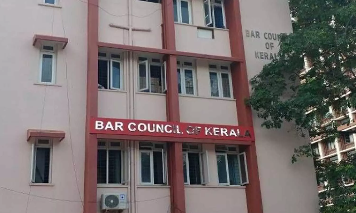 ഹൈക്കോടതി ജഡ്ജിയുടെ ഔദ്യോഗിക വാഹനത്തിന്റെ ദൃശ്യങ്ങൾ ദുരുപയോഗം ചെയ്തു; അഭിഭാഷകനെതിരെ നടപടി ഹൈക്കോടതി ജഡ്ജിയുടെ ഔദ്യോഗിക വാഹനത്തിന്റെ ദൃശ്യങ്ങൾ ദുരുപയോഗം ചെയ്തു; അഭിഭാഷകനെതിരെ നടപടി