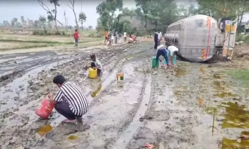 വാരണാസി-ലഖ്നൗ ഹൈവേയിൽ ടാങ്കർ മറിഞ്ഞു; വൈറലായി ചെളിയിൽ നിന്ന് എണ്ണ കോരുന്ന ഗ്രാമവാസികളുടെ വിഡിയോ