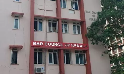 ഹൈക്കോടതി ജഡ്ജിയുടെ ഔദ്യോഗിക വാഹനത്തിന്റെ ദൃശ്യങ്ങൾ ദുരുപയോഗം ചെയ്തു; അഭിഭാഷകനെതിരെ നടപടി ഹൈക്കോടതി ജഡ്ജിയുടെ ഔദ്യോഗിക വാഹനത്തിന്റെ ദൃശ്യങ്ങൾ ദുരുപയോഗം ചെയ്തു; അഭിഭാഷകനെതിരെ നടപടി