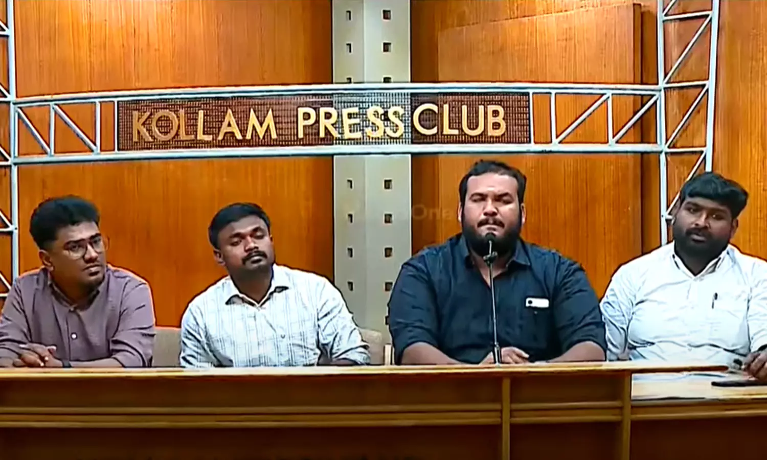 കെഎസ്യു നേതാവിനെ ഭീഷണിപ്പെടുത്തി പണം തട്ടാൻ ശ്രമിച്ചെന്ന പരാതിയിൽ ട്വിസ്റ്റ്; തെറ്റിദ്ധാരണയെന്ന് വാദം കെഎസ്യു നേതാവിനെ ഭീഷണിപ്പെടുത്തി പണം തട്ടാൻ ശ്രമിച്ചെന്ന പരാതിയിൽ ട്വിസ്റ്റ്; തെറ്റിദ്ധാരണയെന്ന് വാദം