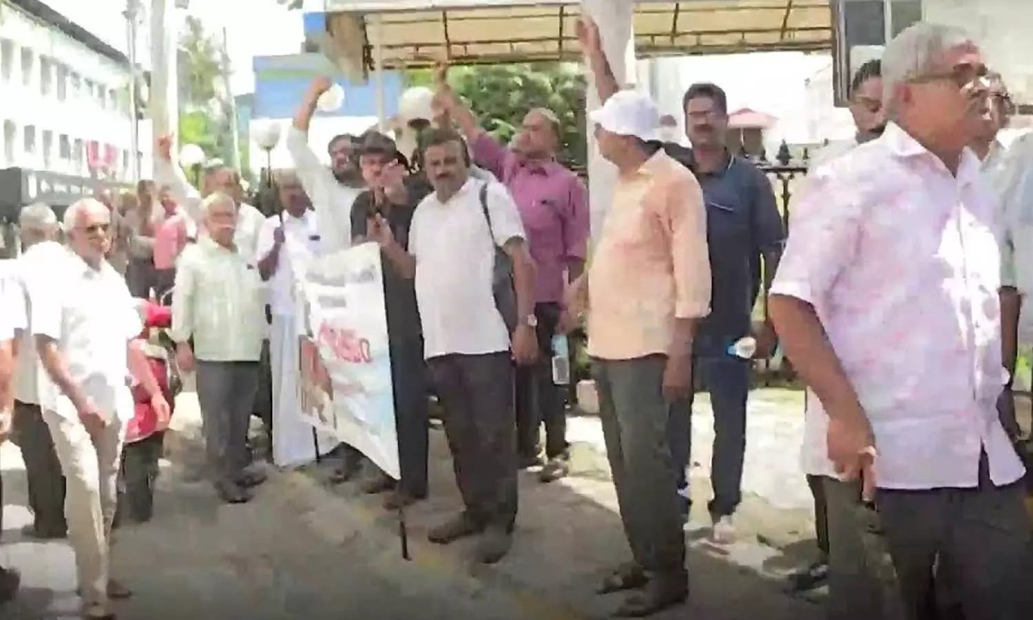 അച്ചടക്ക നടപടി നേരിടുന്ന വൈദികരെ യോഗത്തിൽ പങ്കെടുപ്പിക്കരുത്; എറണാകുളം- അങ്കമാലി അതിരൂപത ആസ്ഥാനത്ത് സിനഡ് അനുകൂലികളുടെ പ്രതിഷേധം