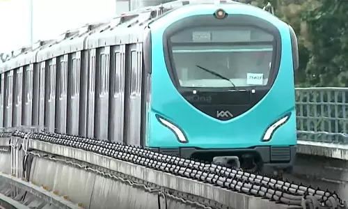 വിദ്യാർഥികൾക്ക് കുറഞ്ഞ നിരക്കിൽ യാത്ര; മുന്നറിയിപ്പില്ലാതെ വിദ്യ പാസ് നിർത്തലാക്കി കൊച്ചി മെട്രോ