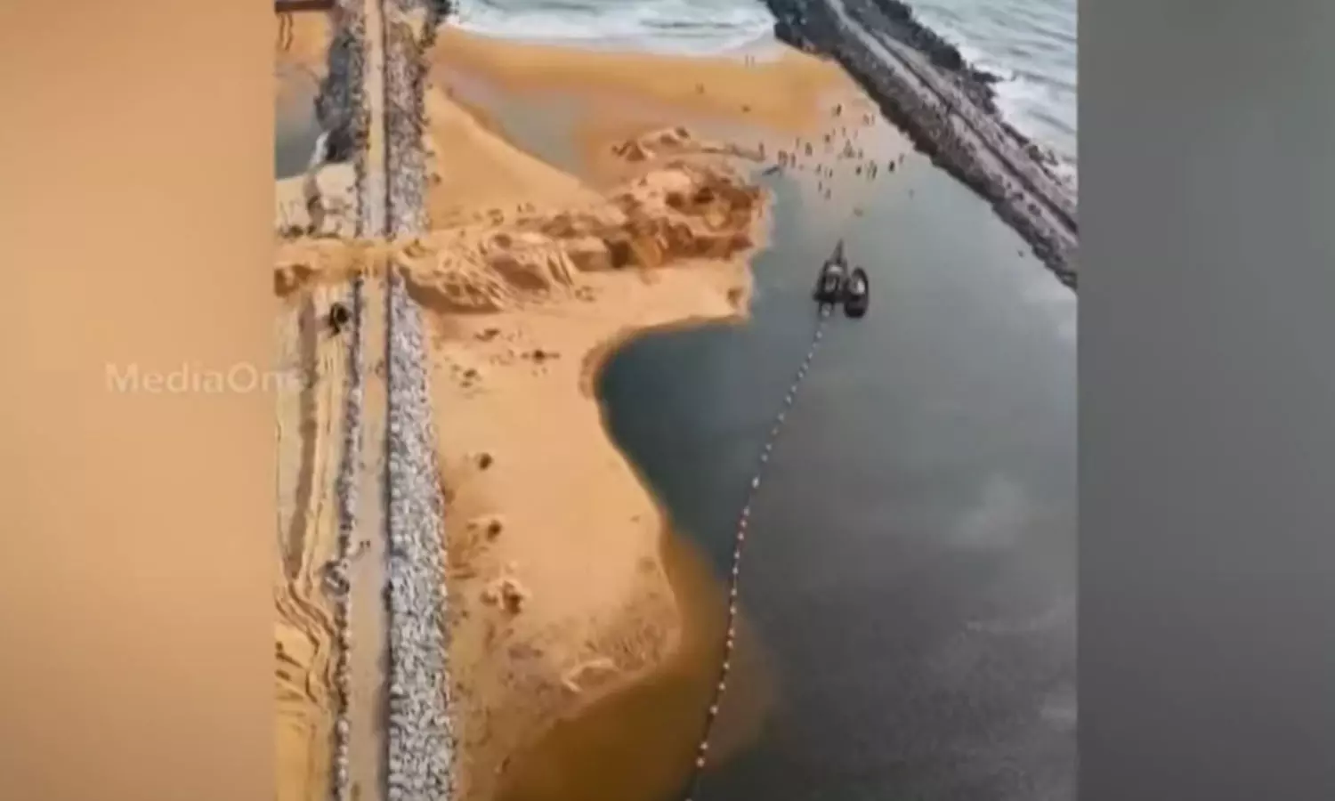 മുതലപ്പൊഴിയിൽ വീണ്ടും പ്രതിസന്ധി; ഡ്രഡ്ജർ പ്രവർത്തിപ്പിക്കാൻ വിമുഖതയെന്ന് പരാതി മുതലപ്പൊഴിയിൽ വീണ്ടും പ്രതിസന്ധി; ഡ്രഡ്ജർ പ്രവർത്തിപ്പിക്കാൻ വിമുഖതയെന്ന് പരാതി