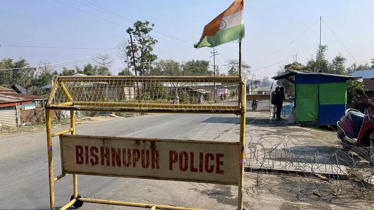 മണിപ്പൂരില് വീണ്ടും സംഘര്ഷം; അഞ്ചു ജില്ലകളില് കര്ഫ്യൂ മണിപ്പൂരില് വീണ്ടും സംഘര്ഷം; അഞ്ചു ജില്ലകളില് കര്ഫ്യൂ