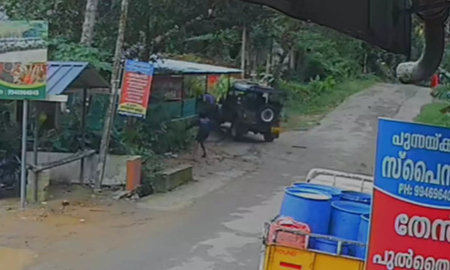 കോതമംഗലത്ത് ചായക്കട ഉടമയെയും കുടുംബത്തെയും ജീപ്പിടിച്ച് കൊലപ്പെടുത്താൻ ശ്രമിച്ചെന്ന് പരാതി