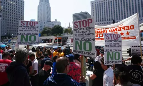 ലോസ് ആഞ്ചല്‍സില്‍ കുടിയേറ്റക്കാര്‍ക്കെതിരെയുള്ള റെയ്ഡിനെതിരെ  പ്രതിഷേധം ശക്തം; പ്രതിഷേധക്കാരെ തകര്‍ക്കുമെന്ന് ട്രംപ്