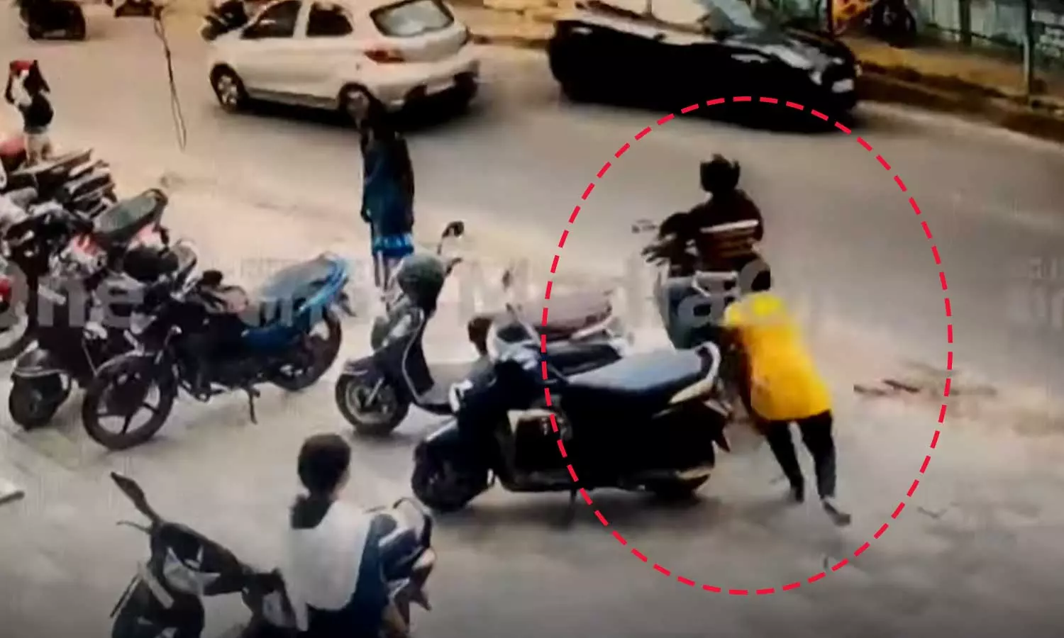 സ്ത്രീകളോട് അപമര്യാദയായി പെരുമാറിയത് ചോദ്യം ചെയ്ത യുവാവിനെ റോഡിലൂടെ വലിച്ചിഴച്ചു; ബൈക്ക് യാത്രികൻ അറസ്റ്റില്‍