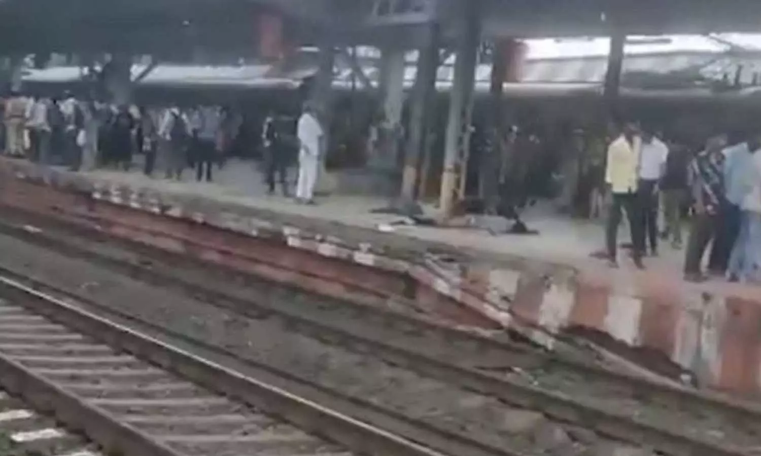 മുംബൈയിൽ തിരക്കേറിയ ട്രെയിനിൽ നിന്ന് വീണ് അഞ്ച് പേര്‍ക്ക് ദാരുണാന്ത്യം