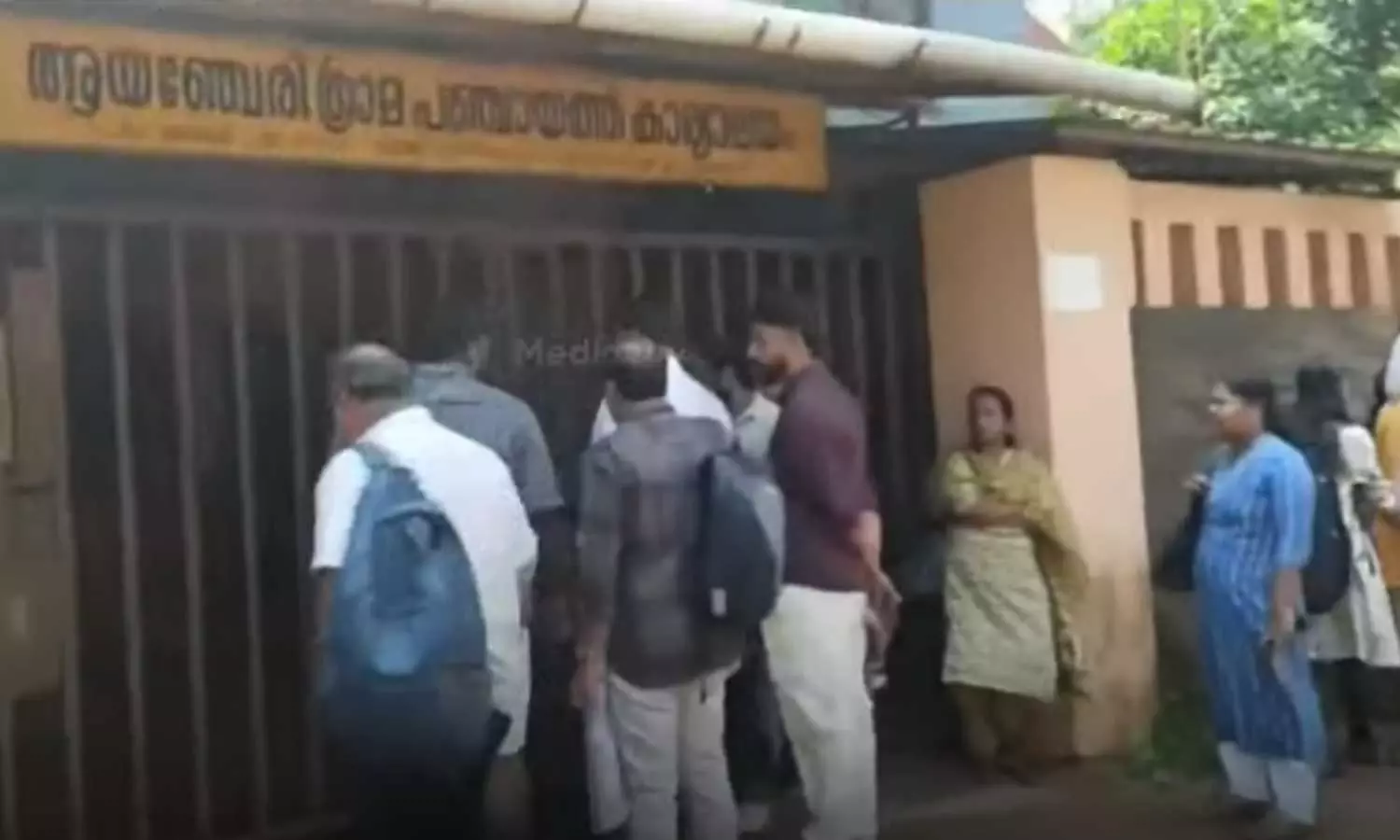 പഞ്ചായത്ത് ഓഫീസിന്റെ പൂട്ട് മണലും പശയും ഉപയോഗിച്ച് തകരാറിലാക്കി; ജീവനക്കാര്‍ പുറത്ത് നിന്നത് രണ്ടുമണിക്കൂറോളം