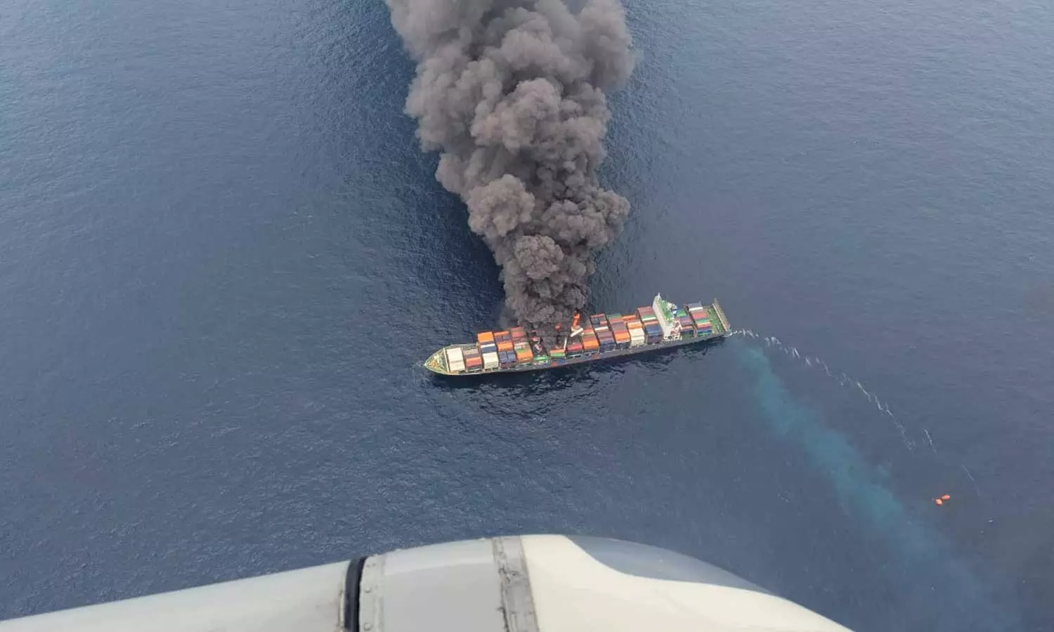 കേരളാ തീരത്ത് വീണ്ടും കപ്പല്‍ അപകടം; ബേപ്പൂര്‍ പുറംകടലില്‍ ചരക്ക് കപ്പലിന് തീ പിടിച്ചു