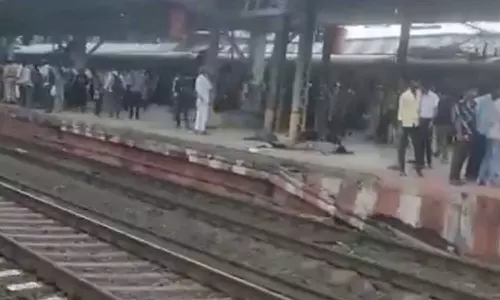 മുംബൈയിൽ തിരക്കേറിയ ട്രെയിനിൽ നിന്ന് വീണ് അഞ്ച് പേര്‍ക്ക് ദാരുണാന്ത്യം