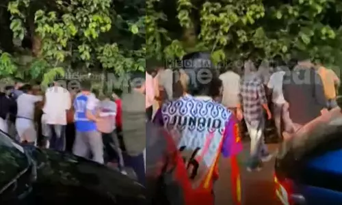 കാറുകൾ തമ്മിൽ ഉരസിയത് ചോദ്യം ചെയ്തു; കോഴിക്കോട് തൂണേരിയില് നടുറോഡില് കൂട്ടത്തല്ല്, വീഡിയോ കാറുകൾ തമ്മിൽ ഉരസിയത് ചോദ്യം ചെയ്തു; കോഴിക്കോട് തൂണേരിയില് നടുറോഡില് കൂട്ടത്തല്ല്, വീഡിയോ