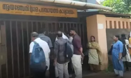 പഞ്ചായത്ത് ഓഫീസിന്റെ പൂട്ട് മണലും പശയും ഉപയോഗിച്ച് തകരാറിലാക്കി; ജീവനക്കാര് പുറത്ത് നിന്നത് രണ്ടുമണിക്കൂറോളം പഞ്ചായത്ത് ഓഫീസിന്റെ പൂട്ട് മണലും പശയും ഉപയോഗിച്ച് തകരാറിലാക്കി; ജീവനക്കാര് പുറത്ത് നിന്നത് രണ്ടുമണിക്കൂറോളം