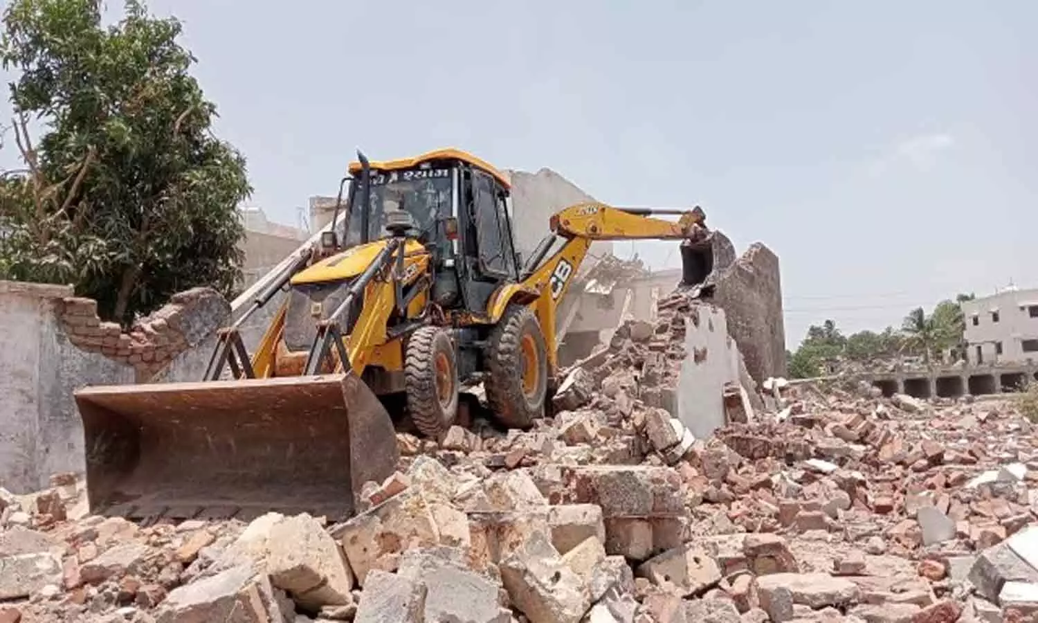 യുപിയിൽ നൂറ്റാണ്ടുകൾ പഴക്കമുള്ള ദർഗയടക്കം നാല് ആരാധനാലയങ്ങൾ പൊളിച്ചുമാറ്റി