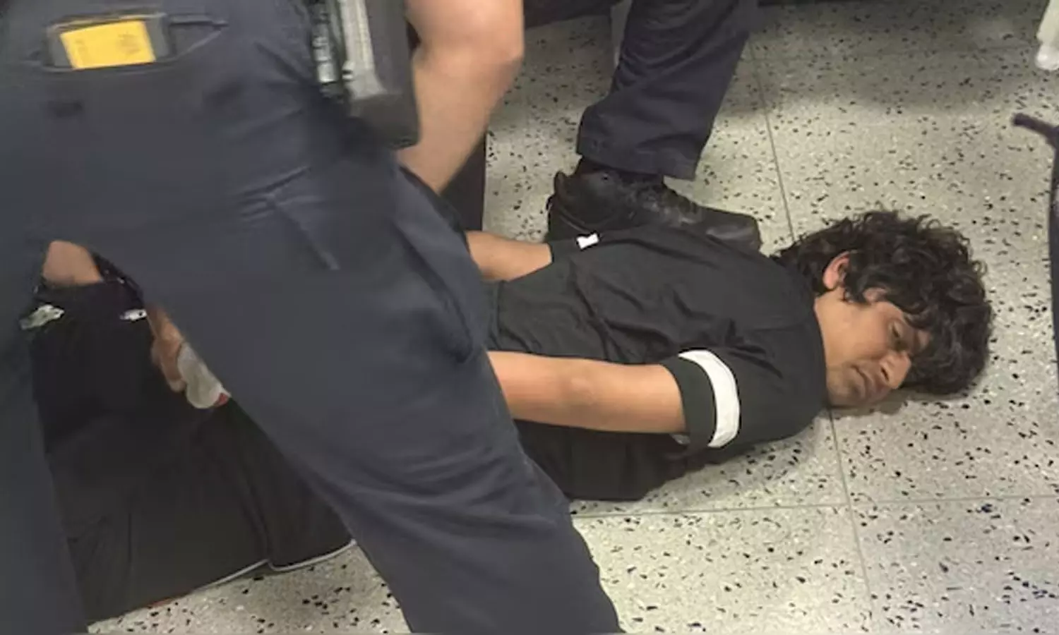 യുഎസ് വിമാനത്താവളത്തിൽ ഇന്ത്യൻ വിദ്യാർഥിയെ നിലത്ത് കെട്ടി, കൈകൾ വിലങ്ങിട്ട് നാടുകടത്തി; പ്രതികരിച്ച് ഇന്ത്യൻ എംബസി യുഎസ് വിമാനത്താവളത്തിൽ ഇന്ത്യൻ വിദ്യാർഥിയെ നിലത്ത് കെട്ടി, കൈകൾ വിലങ്ങിട്ട് നാടുകടത്തി; പ്രതികരിച്ച് ഇന്ത്യൻ എംബസി