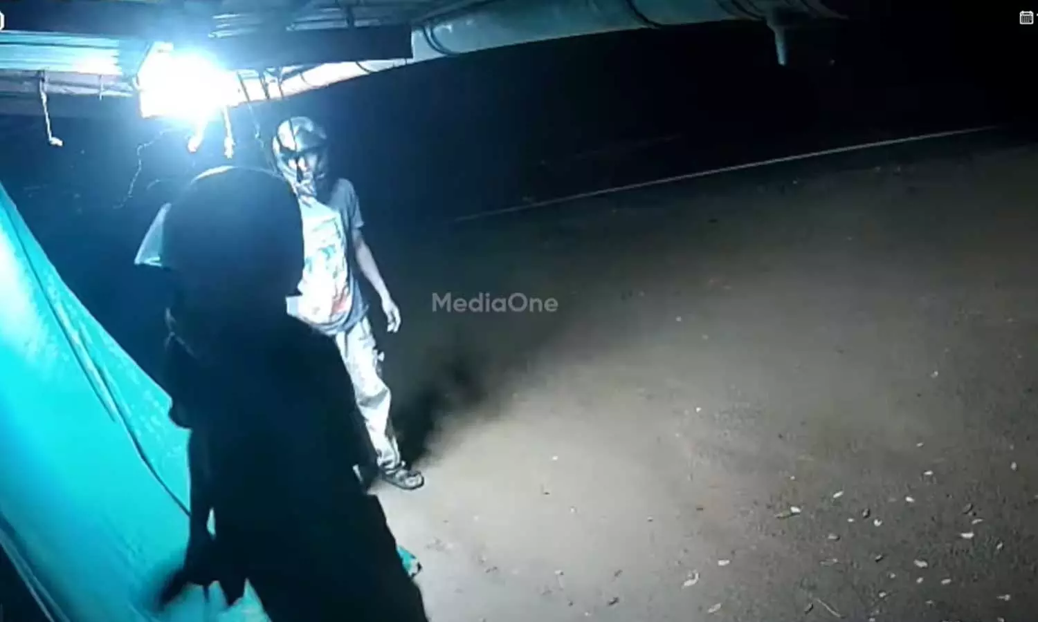 ക്ഷേത്രത്തിലെ കാണിക്ക വഞ്ചി കുത്തി തുറന്ന് മോഷണം; സിസിടിവി ദൃശ്യങ്ങൾ പൊലീസിന് ക്ഷേത്രത്തിലെ കാണിക്ക വഞ്ചി കുത്തി തുറന്ന് മോഷണം; സിസിടിവി ദൃശ്യങ്ങൾ പൊലീസിന്