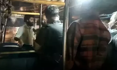 സുൽത്താൻബത്തേരിയില്‍ കാറിന് സൈഡ് നൽകിയില്ലെന്നാരോപിച്ച് കെഎസ്‍ആര്‍ടിസി ജീവനക്കാര്‍ക്ക് മർദനം