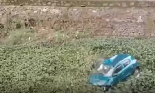 കോഴിക്കോട് കാരപറമ്പിലിൽ കാർ കനോലി കനാലിലേക്ക് മറിഞ്ഞു; രണ്ട് പേർക്ക് പരിക്ക്