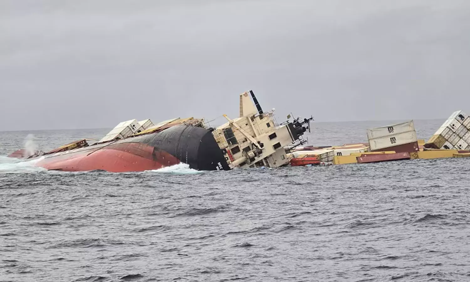 എംഎസ്സി എൽസ 3 കപ്പലപകടം: കേസെടുത്ത് പൊലീസ് എംഎസ്സി എൽസ 3 കപ്പലപകടം: കേസെടുത്ത് പൊലീസ്