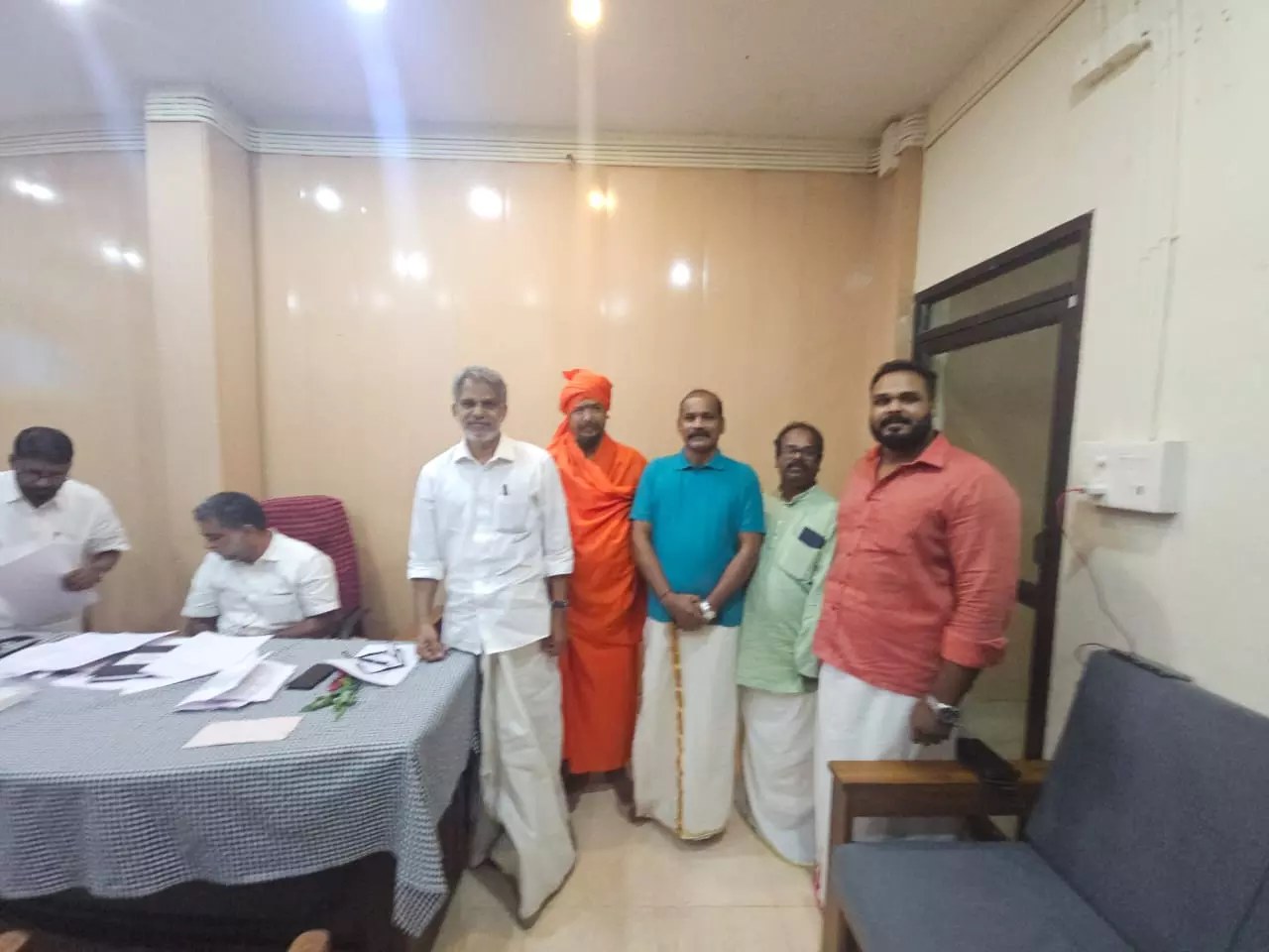 നിലമ്പൂരിൽ എം. സ്വരാജിന് പിന്തുണ പ്രഖ്യാപിക്കുന്നതിന്റെ ഭാഗമായ എ.വിജയരാഘവനുമായി കൂടിക്കാഴ്ച നടത്തിയപ്പോൾ