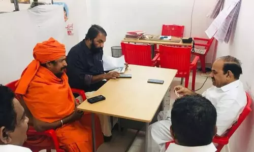 വട്ടിയൂർക്കാവിലും സിപിഎമ്മിനെ പിന്തുണച്ചിട്ടുണ്ടെന്ന് അഖില ഭാരത ഹിന്ദുമഹാസഭ; കോടിയേരിയും ശിവൻകുട്ടിയുമായി ഭാരവാഹികൾ  കൂടിക്കാഴ്ച നടത്തുന്ന ചിത്രം പുറത്ത്