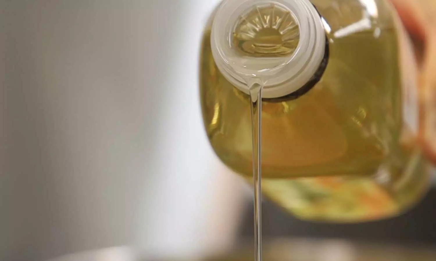 തിളച്ചുപൊങ്ങി വെളിച്ചെണ്ണ വില; ലിറ്ററിന് 400 രൂപ കടന്നു തിളച്ചുപൊങ്ങി വെളിച്ചെണ്ണ വില; ലിറ്ററിന് 400 രൂപ കടന്നു