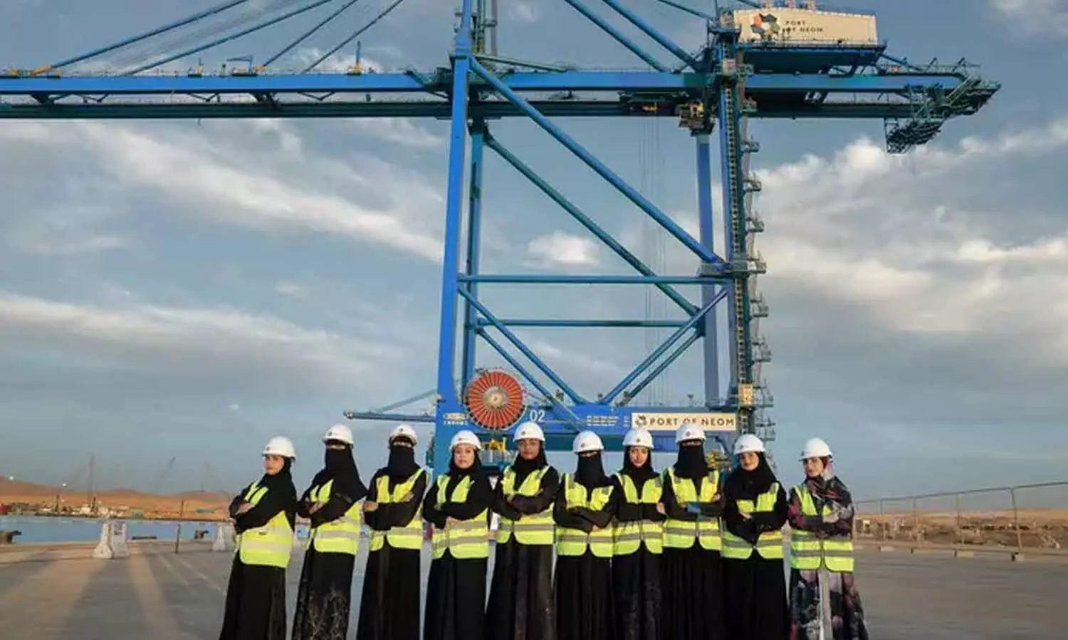നിയോം തുറമുഖത്ത് അത്യാധുനിക ക്രെയിൻ ഓപ്പറേറ്റർമാരായി സൗദി വനിതകൾ