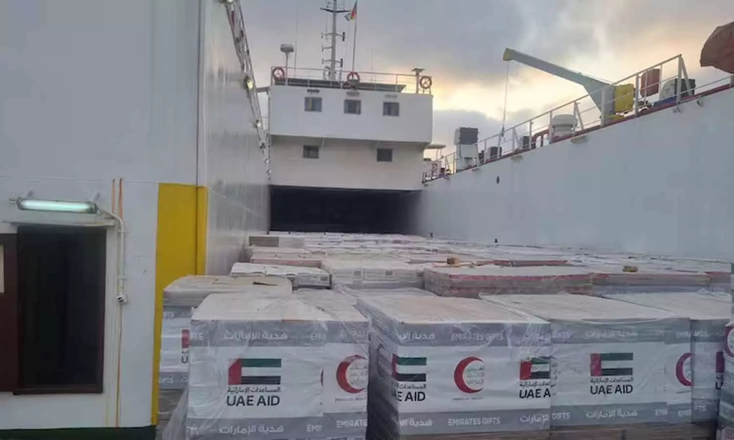 ഗസ്സൻ ജനതയ്ക്ക് 2100 ടൺ സഹായവുമായി യുഎഇ കപ്പൽ ഗസ്സൻ ജനതയ്ക്ക് 2100 ടൺ സഹായവുമായി യുഎഇ കപ്പൽ